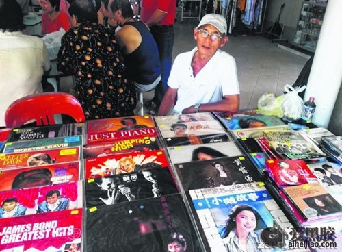 对黑胶唱片情有独钟 新加坡华人退休后开收藏店